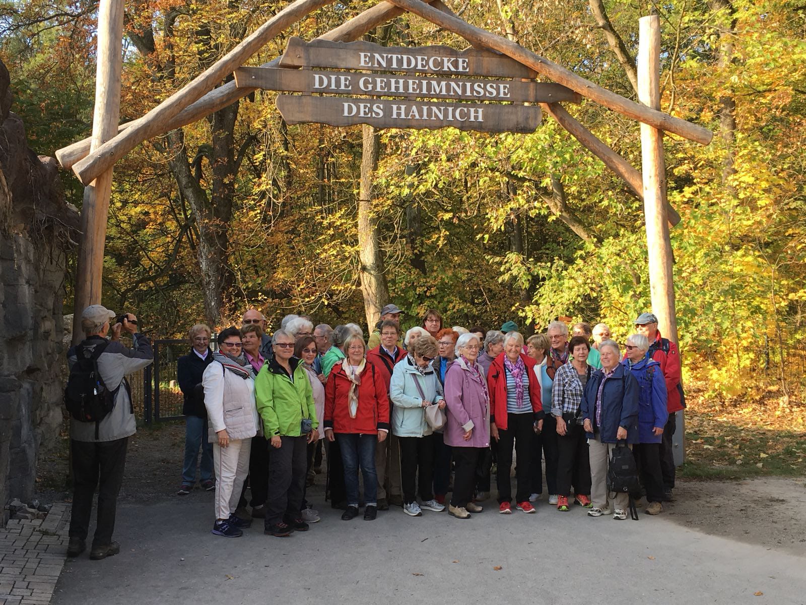 Die Gruppe des Kneipp Vereins Heilbronn vor dem Eintauchen in den Herbstwald Hainich